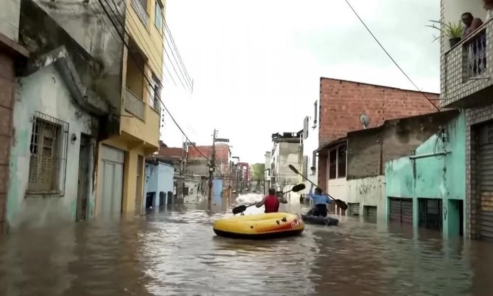 Βραζιλία: Τουλάχιστον 37 άτομα έχουν πεθάνει και 74 αγνοούνται από τις πλημμύρες στον νότο (Βίντεο)
